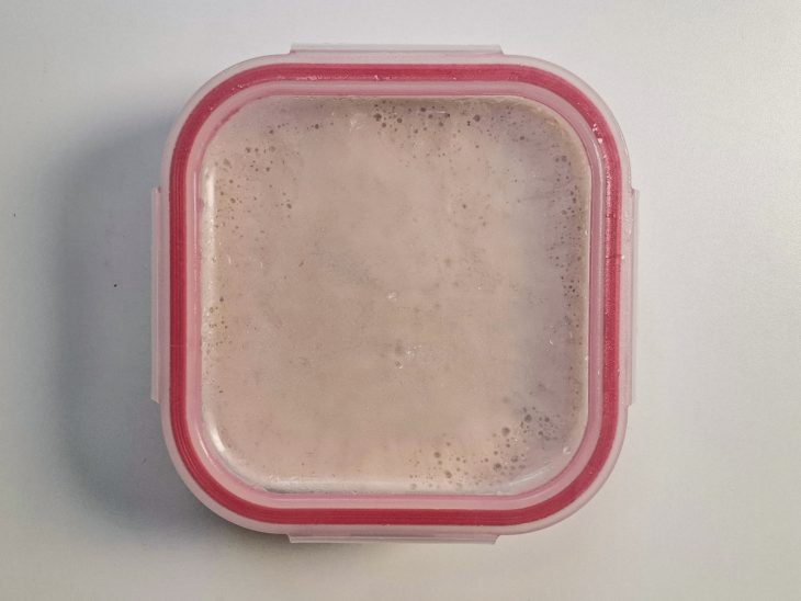 Pote de vidro tampado.