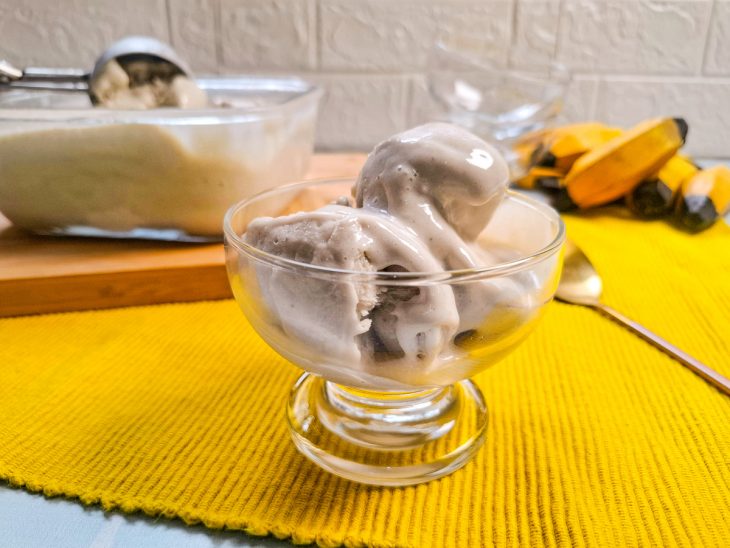 Sorvete de banana com leite em pó servido numa taça, pronto para consumo.