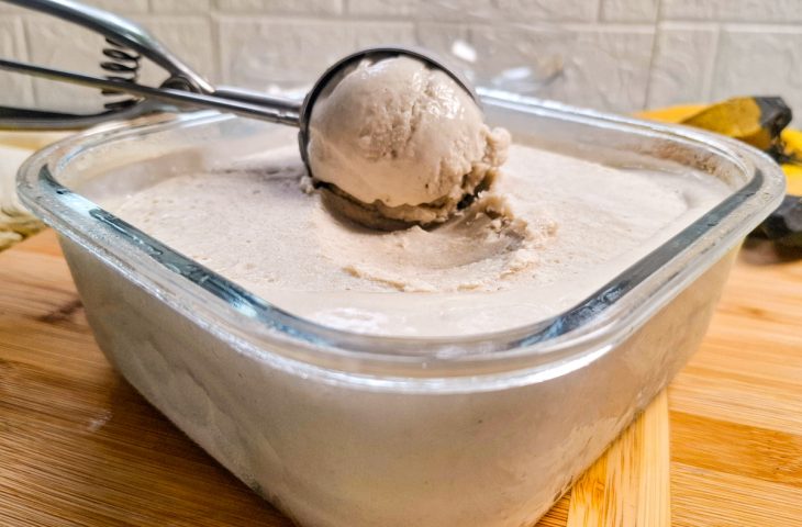 Sorvete de banana com leite em pó