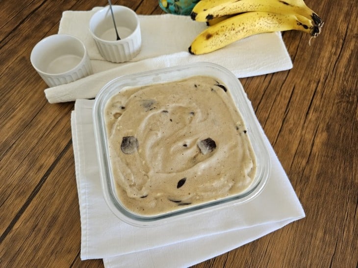 Sorvete de banana com leite em pó e chocolate pronto para servir.