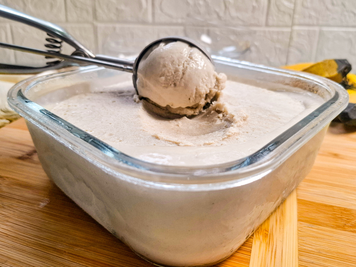 Sorvete de banana com leite em pó