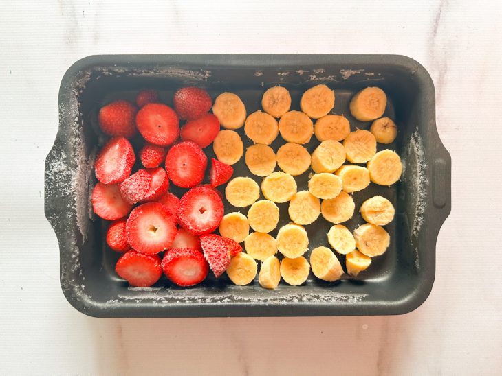 Numa forma, as frutas cortadas em rodelas.