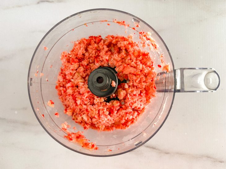 No processador, as frutas começando a tomar textura cremosa.