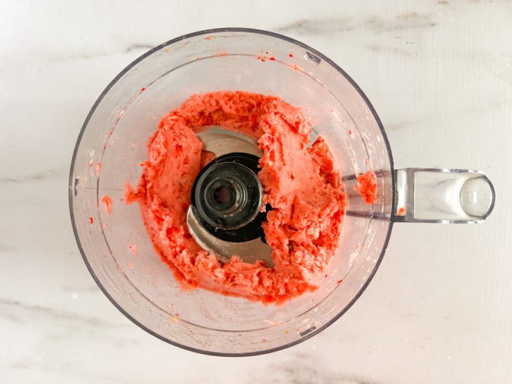 No processador, as frutas batidas em textura de sorvete.