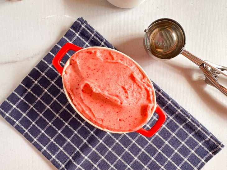 Sorvete transferido para uma travessa.