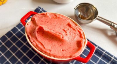 Sorvete de banana com morango
