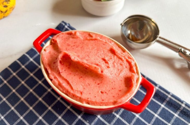 Sorvete de banana com morango