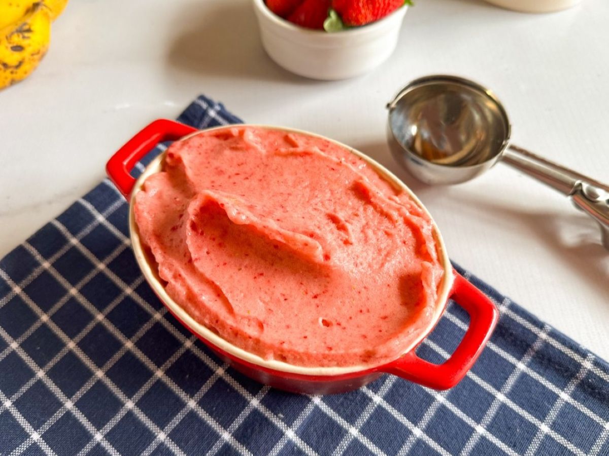 Sorvete de banana com morango