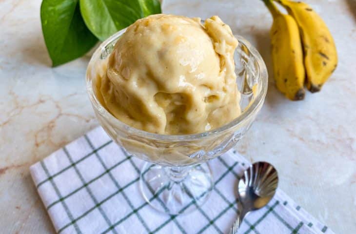 Sorvete de banana congelada