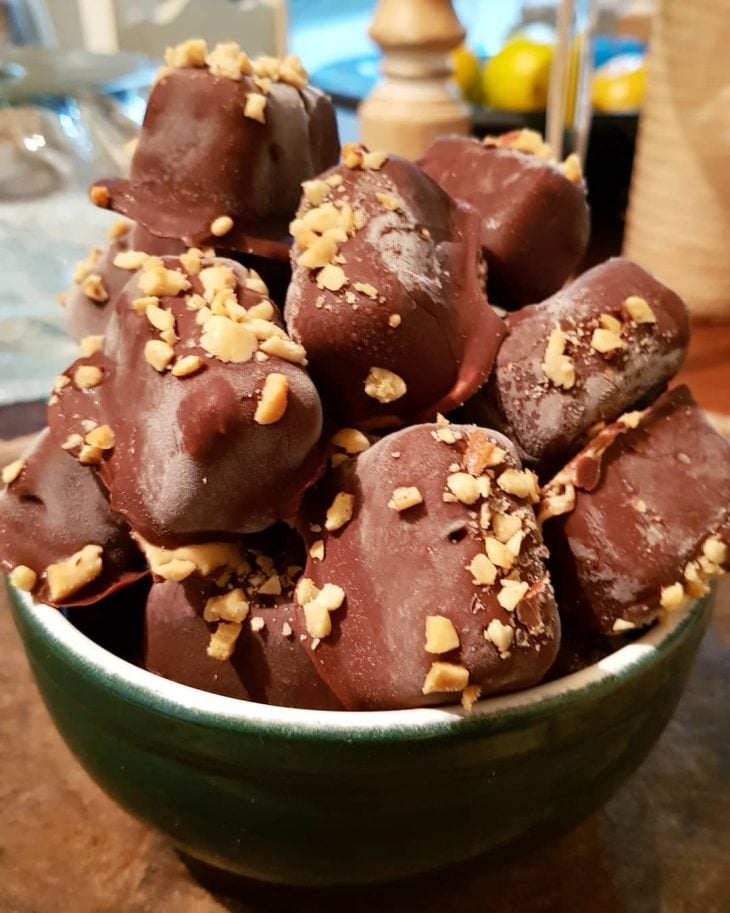 Sorvete de banana e doce de leite com casquinha de chocolate