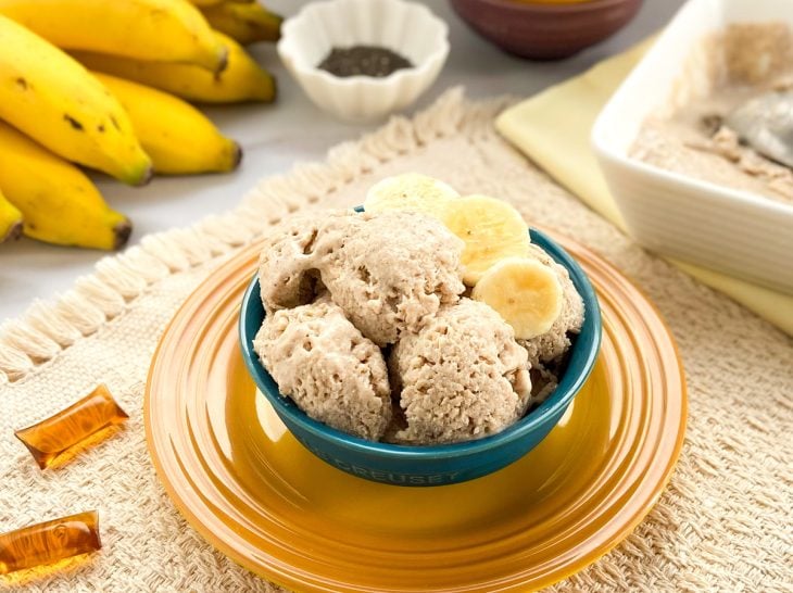 sorvete de banana fit servido com rodelas de banana