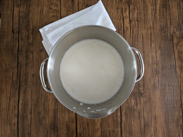 Um recipiente com creme de leite batido.