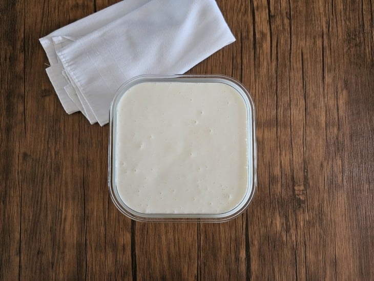 Um refratário contendo sorvete de leite em pó.