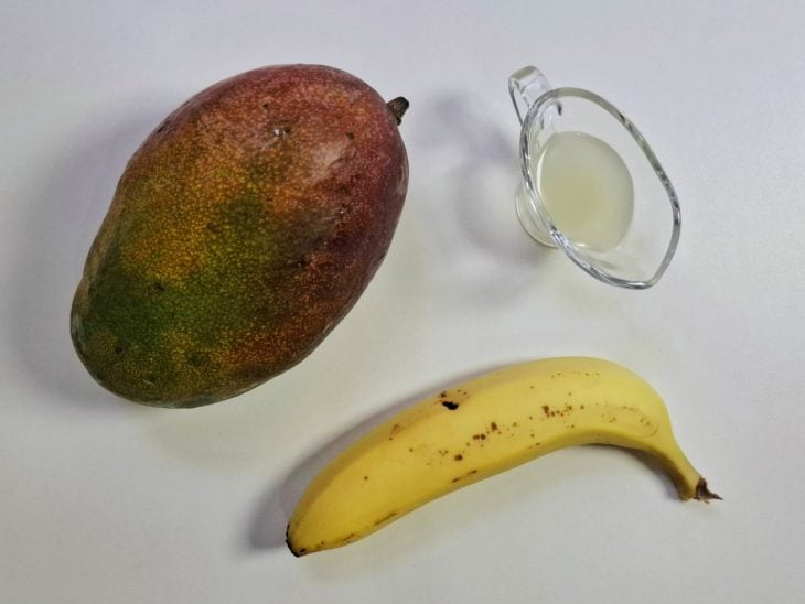 Ingredientes para a receita de sorvete de manga e banana.