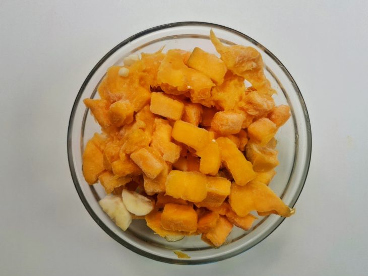 Frutas reservadas em um recipiente de vidro em temperatura ambiente.