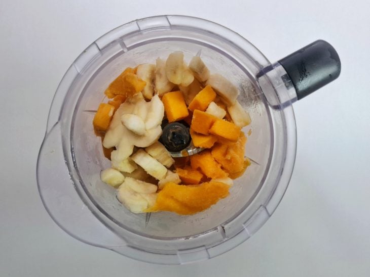 Frutas acomodadas no processador com adição do suco de limão.