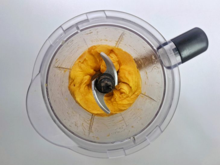 Frutas batidas no processador.