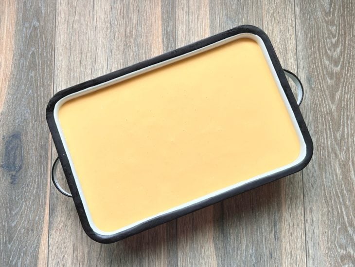 Mistura acomodada em um recipiente.