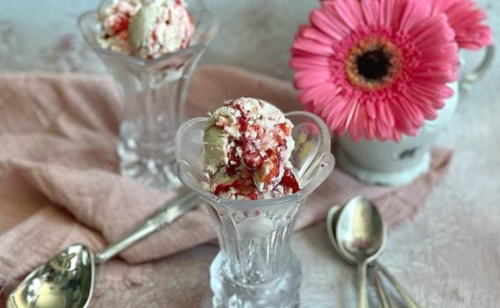 Sorvete de mascarpone com morango