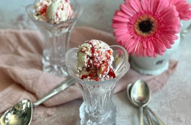 Sorvete de mascarpone com morango