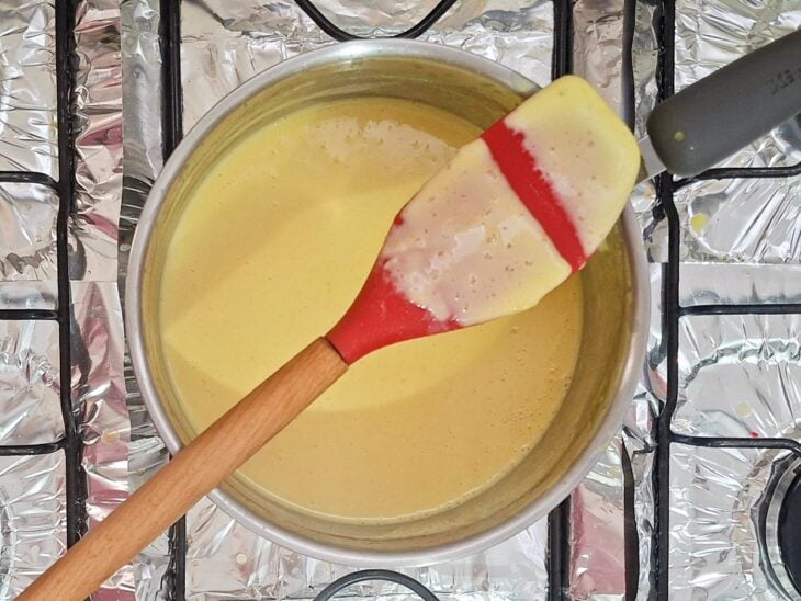 Mistura de milho cozinhando para eliminar completamente o gosto cru.