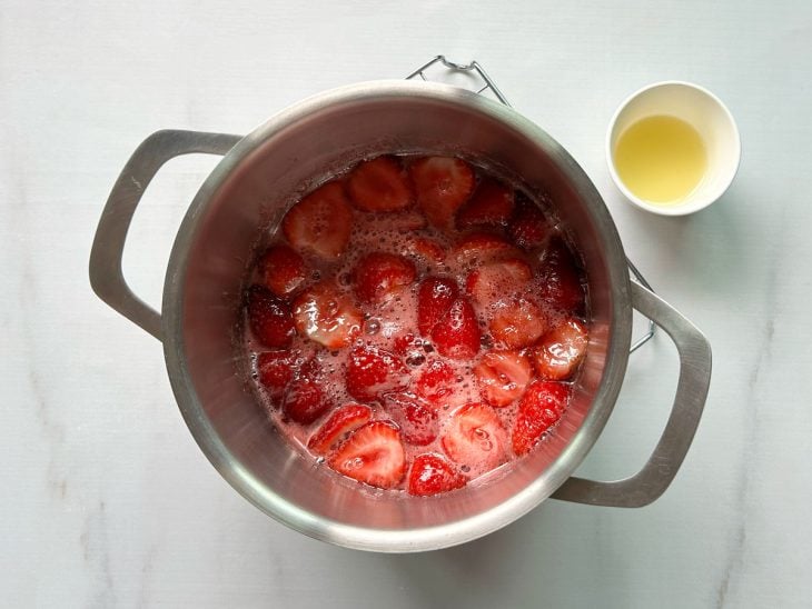 panela com açúcar e morango