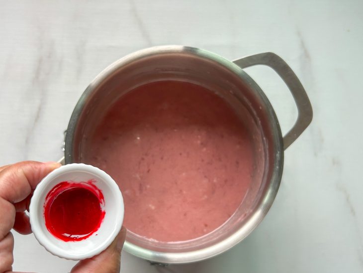 massa para sorvete de morango cozinhando na panela