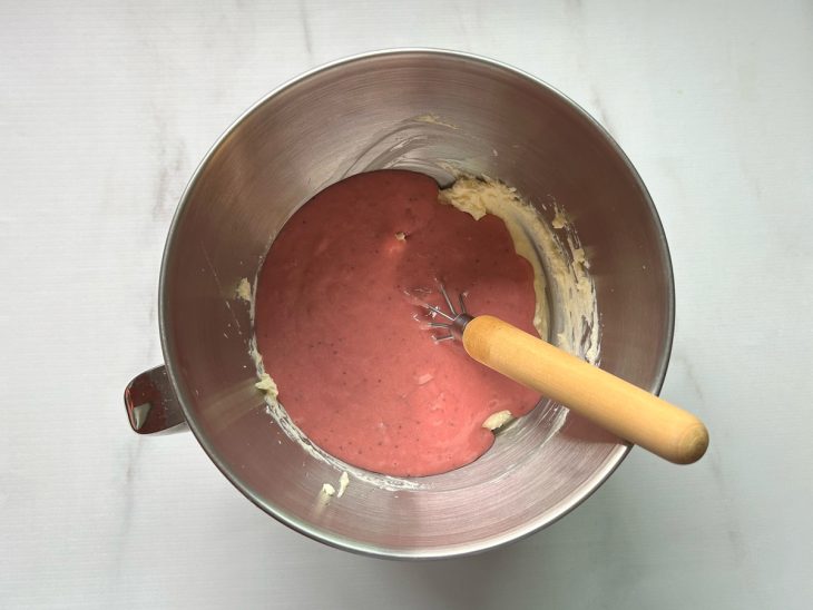 sorvete de morango e nata na batedeira