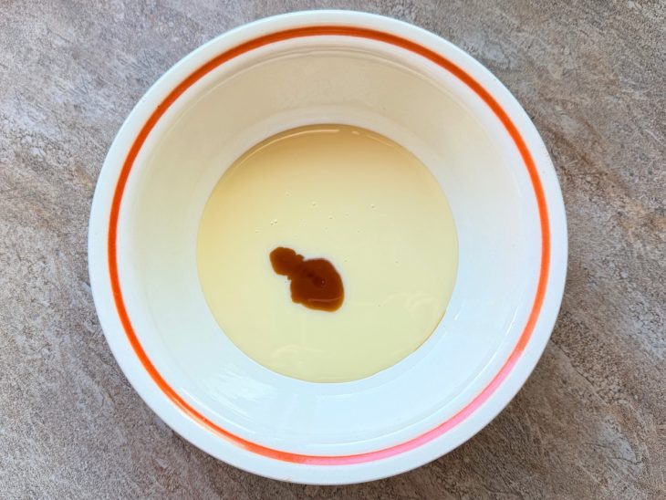 Numa tigela, o leite condensado e a baunilha.