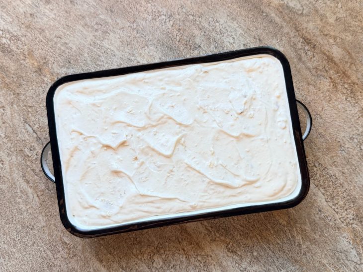 Sorvete transferido para uma travessa.