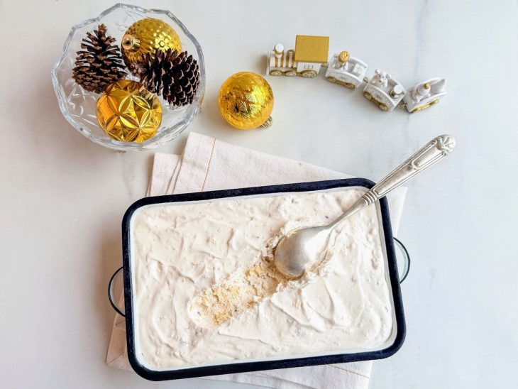 Sorvete pronto, porção sendo tirada.