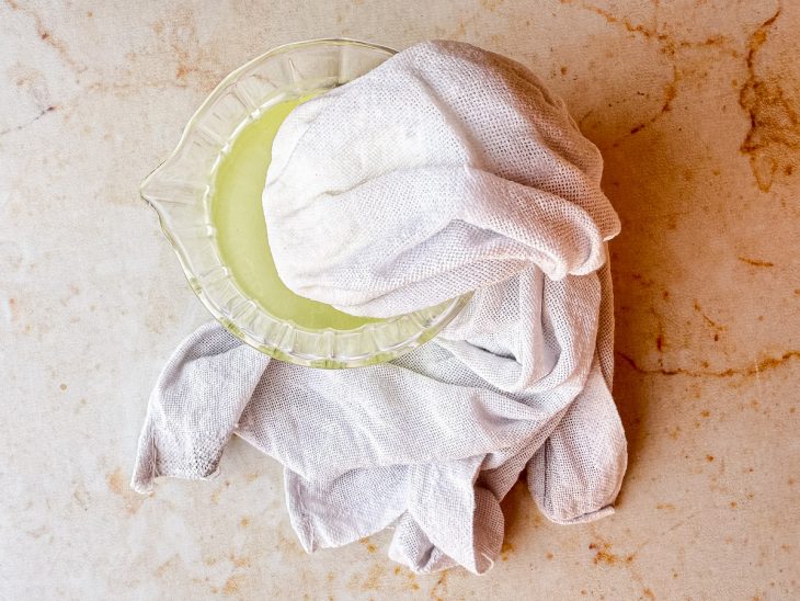 Iogurte descansando na geladeira enquanto o soro é eliminado.