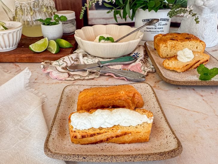 Sour cream com iogurte servido.