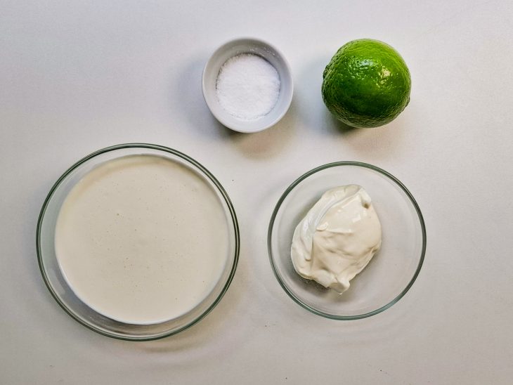 Ingredientes separados sobre bancada.