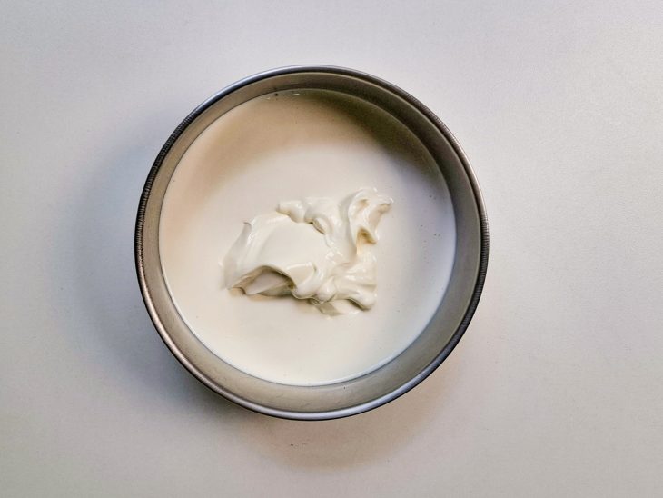 Creme de leite e requeijão na tigela.
