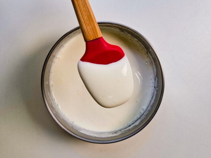 Suco de limão adicionado à mistura.