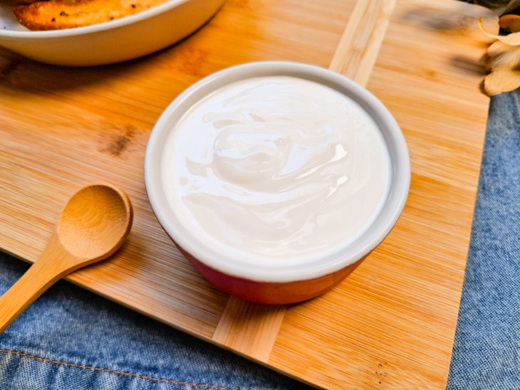 Sour cream com requeijão servido.