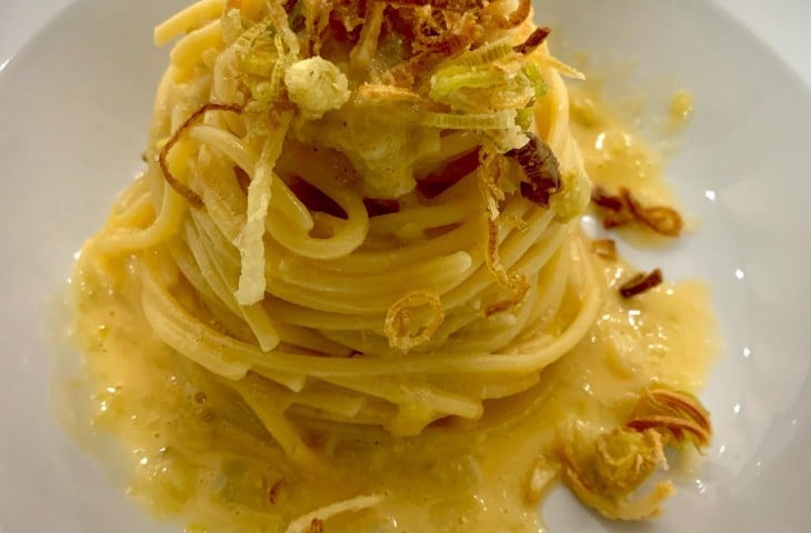 Spaghetti à carbonara de alho-poró