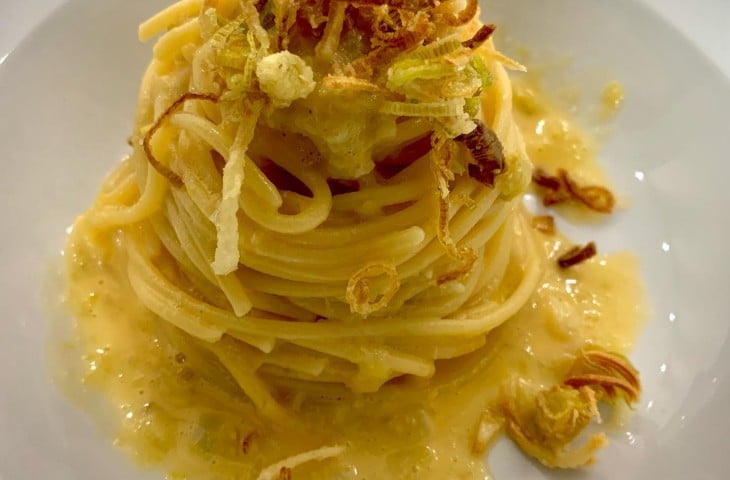 Spaghetti à carbonara de alho-poró