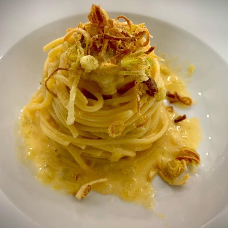 Spaghetti à carbonara de alho-poró