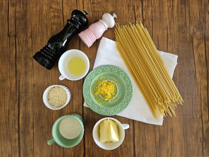 Ingredientes do spaghetti al limone reunidos.