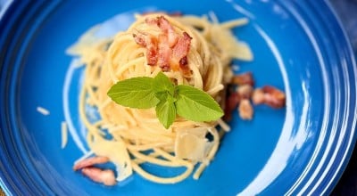 Spaghetti al pesto de nozes com bacon