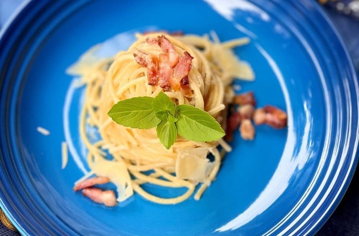 Spaghetti al pesto de nozes com bacon