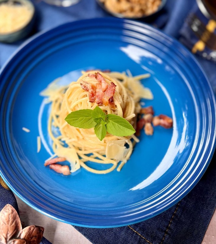Spaghetti al pesto de nozes com bacon