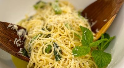 Spaghetti com abobrinha e hortelã