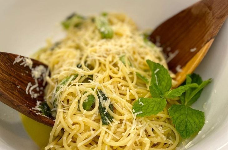 Spaghetti com abobrinha e hortelã