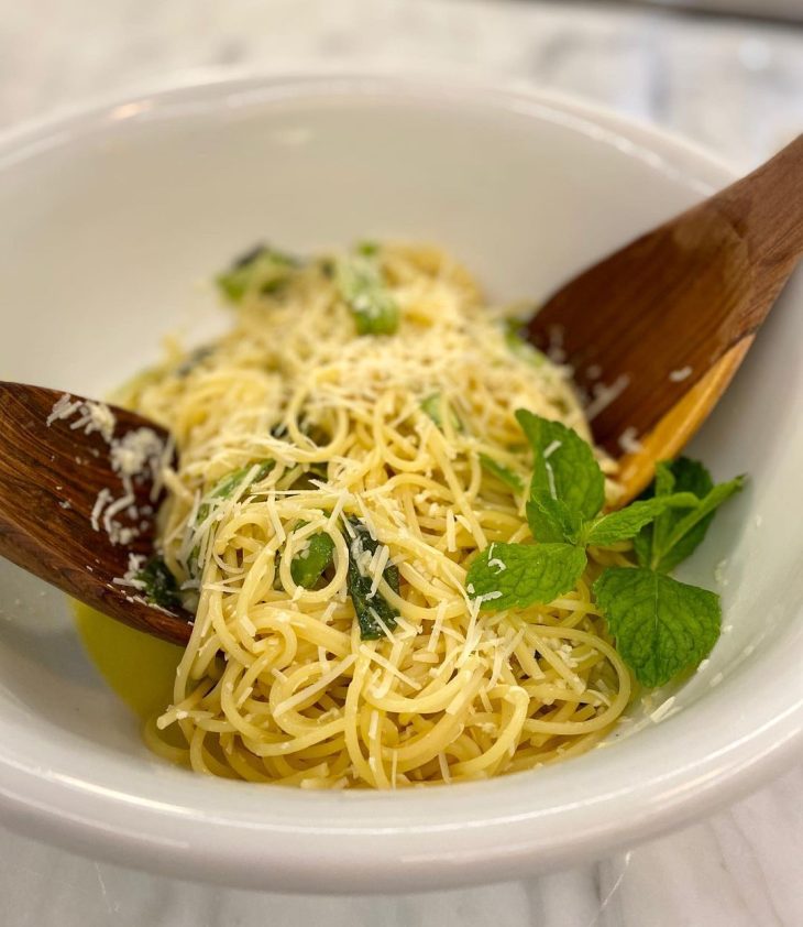 Spaghetti com abobrinha e hortelã