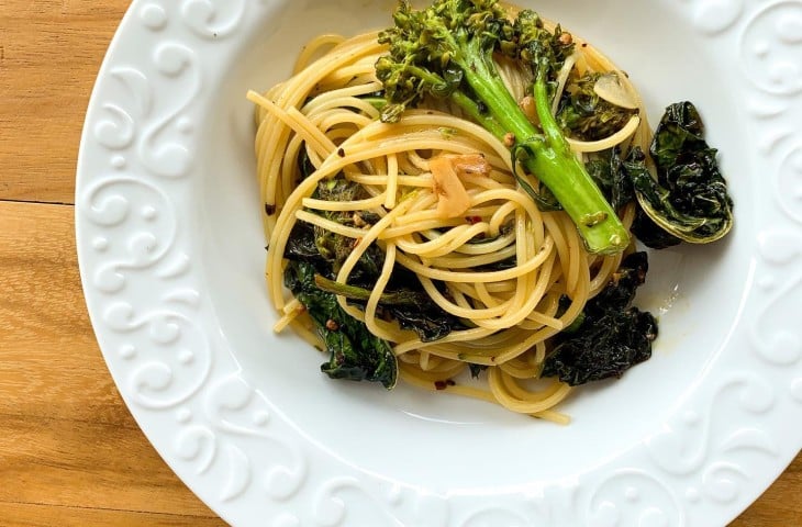 Spaghetti com brócolis alho e óleo