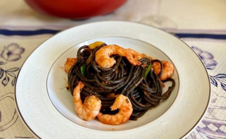 Spaghetti Nero di Seppia com molho de camarão