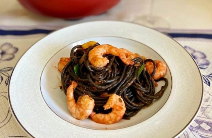 Spaghetti Nero di Seppia com molho de camarão